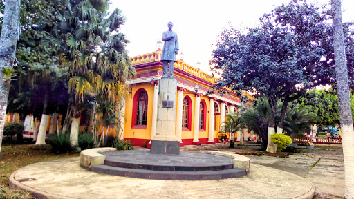 Escuela Cantonal Benito Juárez en Coatepec